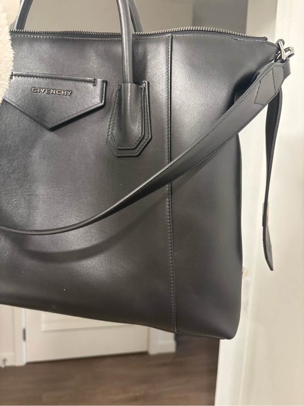 Givenchy Antigona Soft Bag Leather Medium - Picture 8 of 8